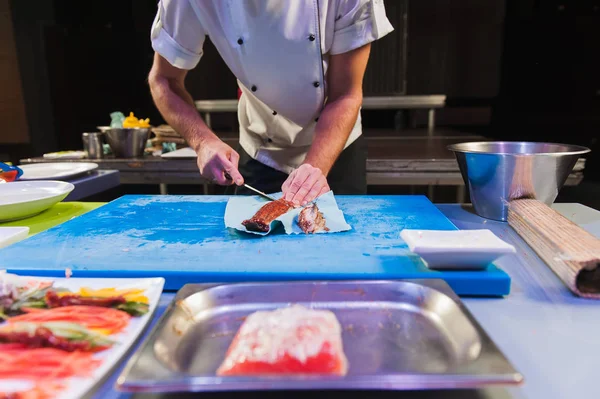 Sushi chef-kok snijdt de paling in de keuken — Stockfoto