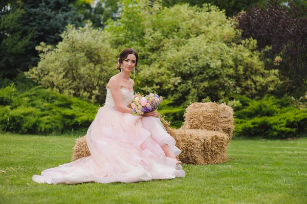 Retrato de una hermosa novia en el parque — Foto de Stock