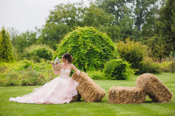 Ritratto di una bella sposa in parco — Foto Stock