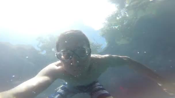 Muž plave pod vodou — Stock video