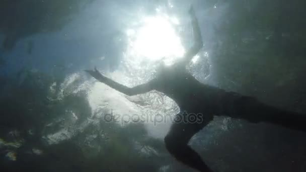 Kamera yukarıda Denizde yüzme adam — Stok video
