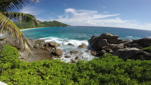 Anse Intendance. Ondas quebram contra as rochas . — Vídeo de Stock