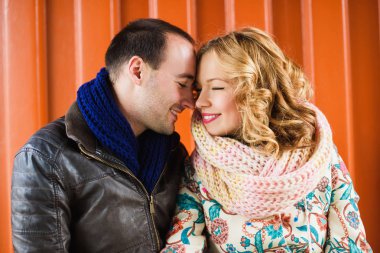 mutlu çift birbirlerine gülümsüyor