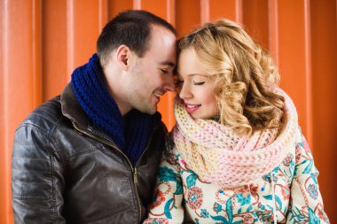 mutlu çift birbirlerine gülümsüyor