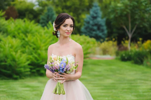 Portrait of a beautiful bride in park — Stok Foto