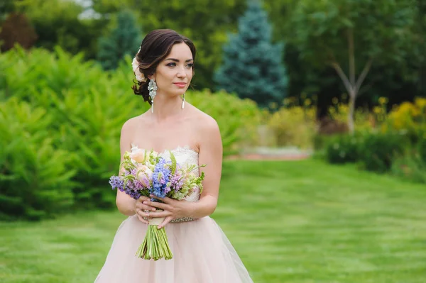 Portrait of a beautiful bride in park — Stok Foto