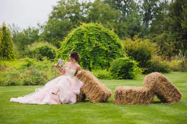 Porträt einer schönen Braut im Park — Stockfoto