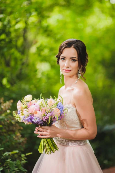 Portrait of a beautiful bride in park — Stock Photo, Image