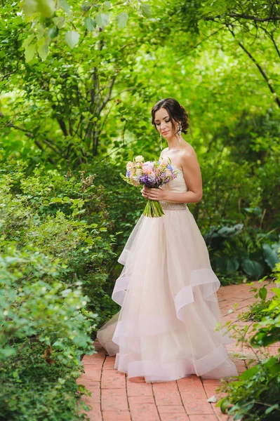Retrato de uma bela noiva no parque — Fotografia de Stock