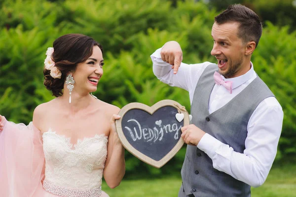 Casal romântico segurando coração — Fotografia de Stock