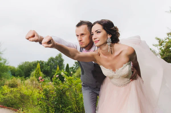 Recém-casados em uma pose de super-homem — Fotografia de Stock