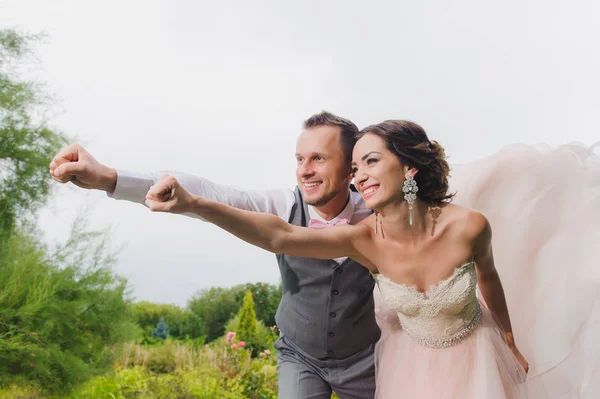 Recém-casados em uma pose de super-homem — Fotografia de Stock
