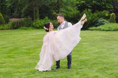 Güzel gelin onun kollarında tutan damat