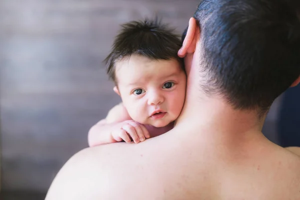Neugeborenes Baby und Vater — Stockfoto