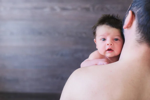 Neugeborenes Baby und Vater — Stockfoto