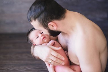 Mutlu baba erkek bir bebek tutan