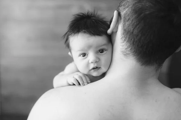 Newborn baby and dad — Stock Photo, Image