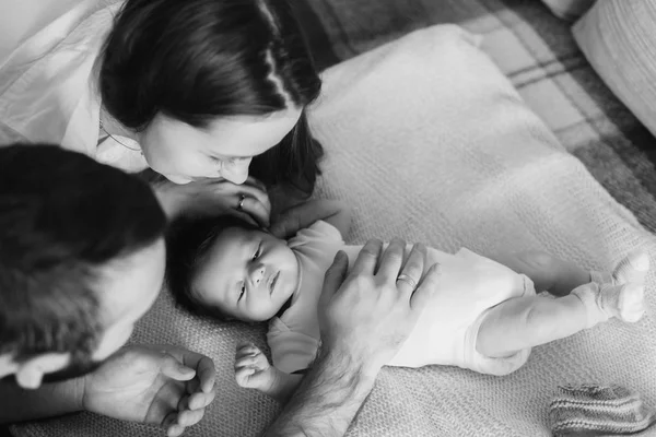 Padres con bebé recién nacido — Foto de Stock