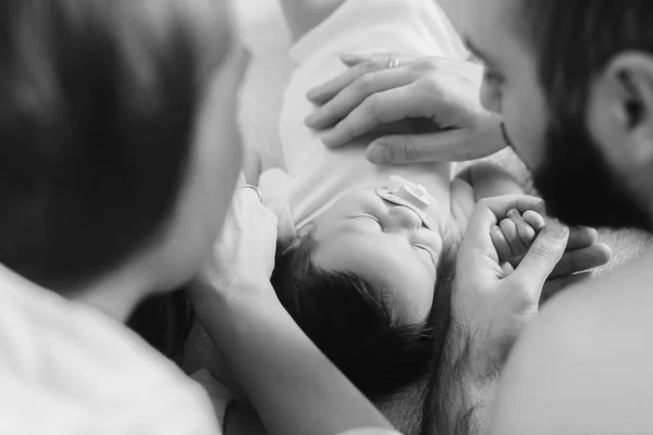 Padres con bebé recién nacido — Foto de Stock