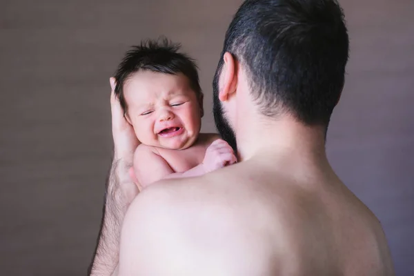 Niño llorando en el hombro de su padre — Foto de Stock
