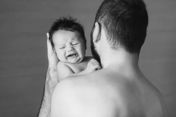 Baby boy crying on his father shoulder — Stock Photo, Image