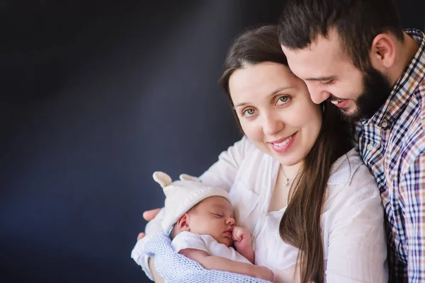 Părinți fericiți cu nou-născutul lor — Fotografie, imagine de stoc