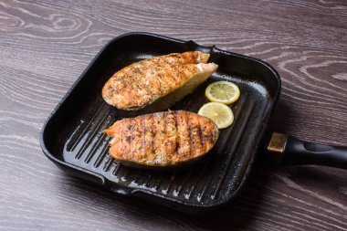 Izgarada biftek ızgara somon tava