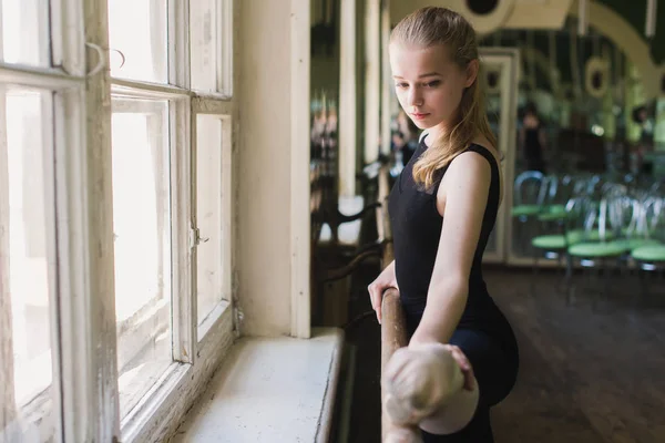 Atractiva bailarina calentándose en clase de ballet —  Fotos de Stock