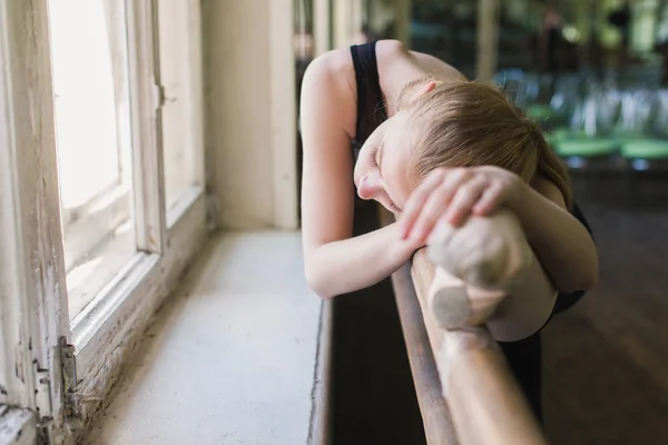 Atractiva bailarina calentándose en clase de ballet —  Fotos de Stock