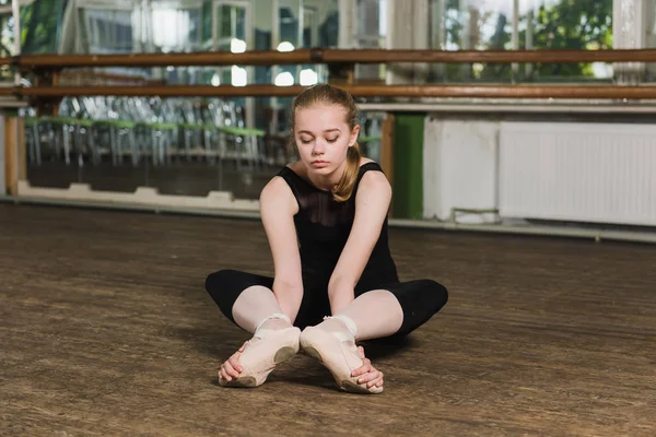 Baletka dělá protahovací cvičení — Stock fotografie
