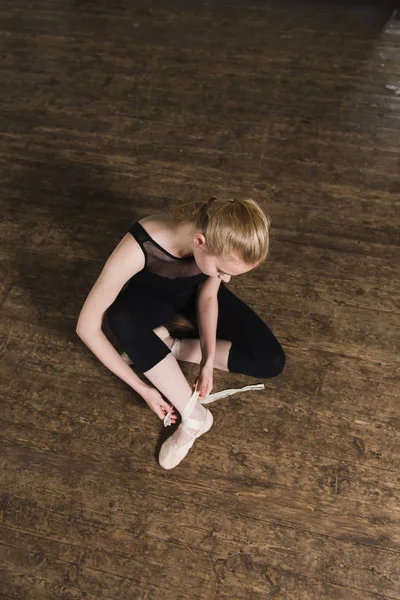 Poner zapatos de ballet —  Fotos de Stock