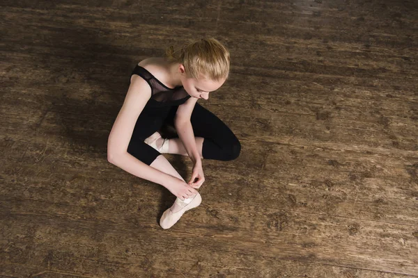 Poner zapatos de ballet —  Fotos de Stock