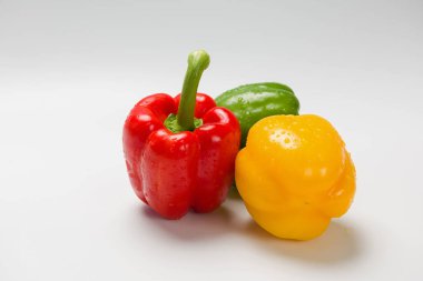 beyaz zemin üzerinde üç biber