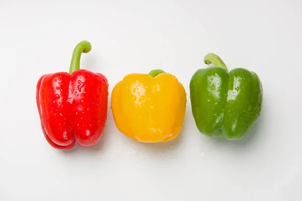 Drei Paprika auf weißem Hintergrund — Stockfoto