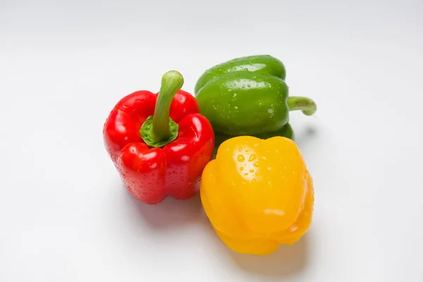 Drei Paprika auf weißem Hintergrund — Stockfoto