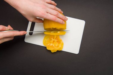 doğrama tahtası üzerinde sarı biber Dilimleme