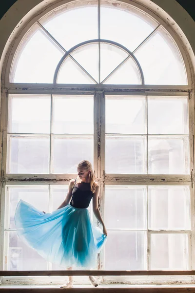 Ballerina Dans på fönsterbräda fönsterbakgrund — Stockfoto