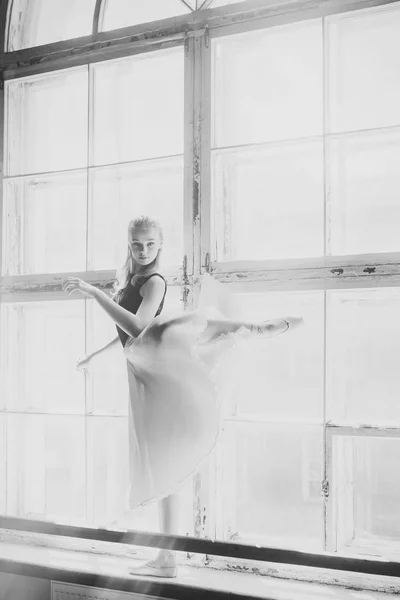 Bailarina bailando al fondo del alféizar de la ventana —  Fotos de Stock