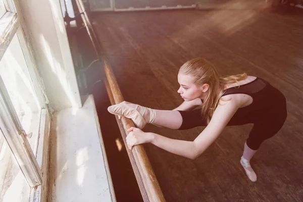 Roztáhne ženské baletka — Stock fotografie