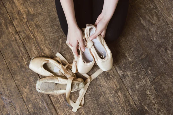 Bailarina de ballet sosteniendo una punta de ballet —  Fotos de Stock