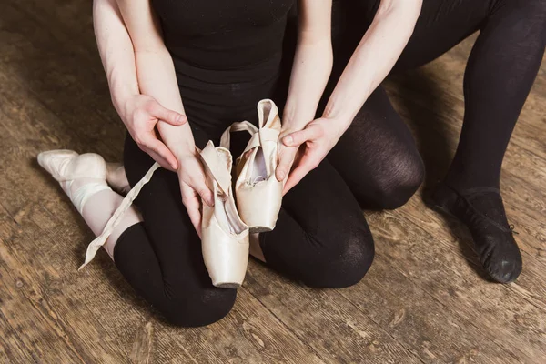 Balettdansös som innehar en balett pointe — Stockfoto
