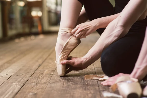 Ballerina att sätta på hennes balettskor — Stockfoto