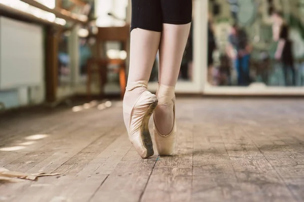 Ballerina står på tårna — Stockfoto