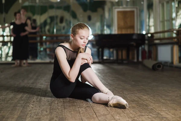 Mladá baletka cvičení ve třídě. — Stock fotografie