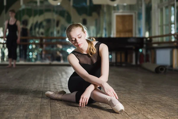 Joven bailarina de ballet practicando en clase . —  Fotos de Stock