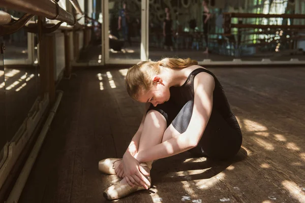 Joven bailarina de ballet practicando en clase . —  Fotos de Stock