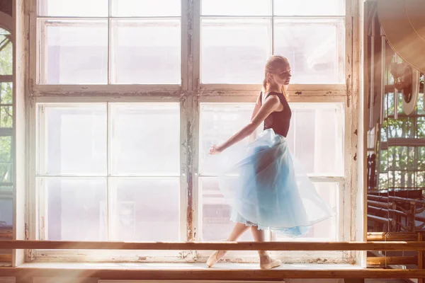 Bailarina está bailando delante de una gran ventana — Foto de Stock