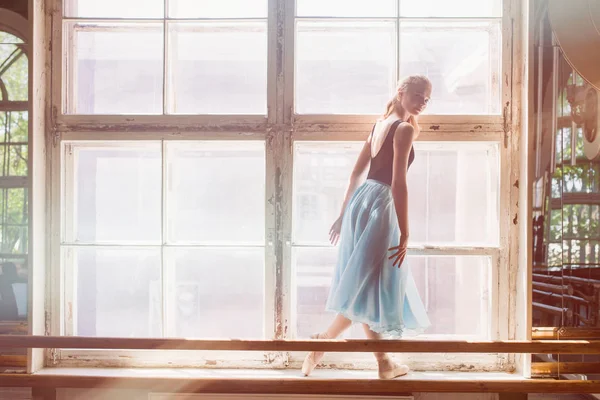 Balerin büyük bir pencere önünde dans ediyor — Stok fotoğraf