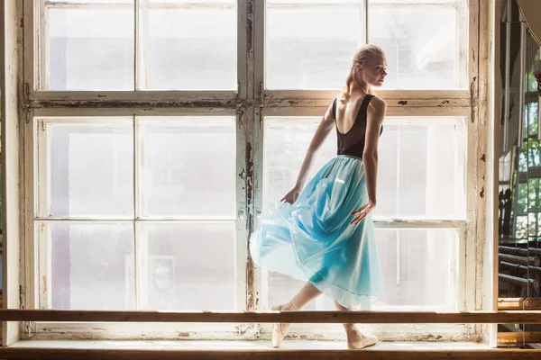 Ballerina dansa framför ett stort fönster — Stockfoto