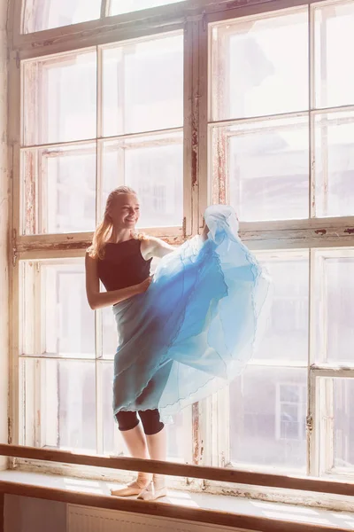 Bailarina está bailando delante de una gran ventana — Foto de Stock